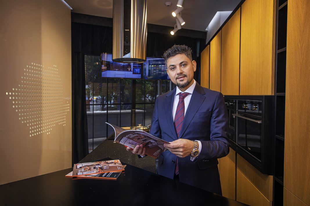 Antreprenorul Mădălin Tomescu lansează concept-store Kuziini, singurul showroom de bucătării din România operațional 100% digital Antreprenorul Mădălin Tomescu lansează concept-store Kuziini, singurul showroom de bucătării din România operațional 100% digital