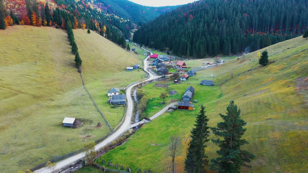 Cinci case izolate din satul Puntea Lupului au acum curent electric prin proiectul ”Energie pentru viață” inițiat de Asociația Energia Inteligentă Cinci case izolate din satul Puntea Lupului au acum curent electric prin proiectul ”Energie pentru viață” inițiat de Asociația Energia Inteligentă