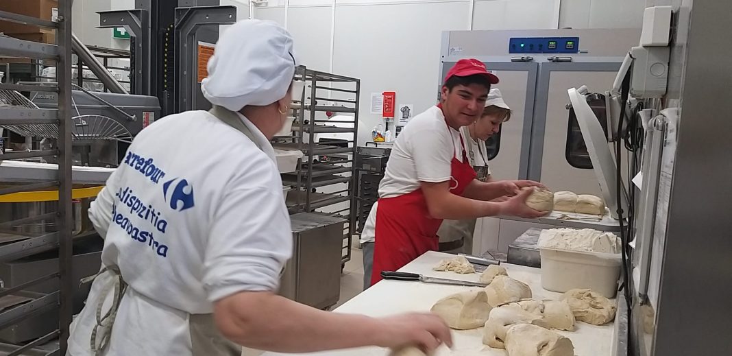 Elevii Bakery School au început practica la Carrefour România: Ce învață și ce oportunități au Elevii Bakery School au început practica la Carrefour România: Ce învață și ce oportunități au