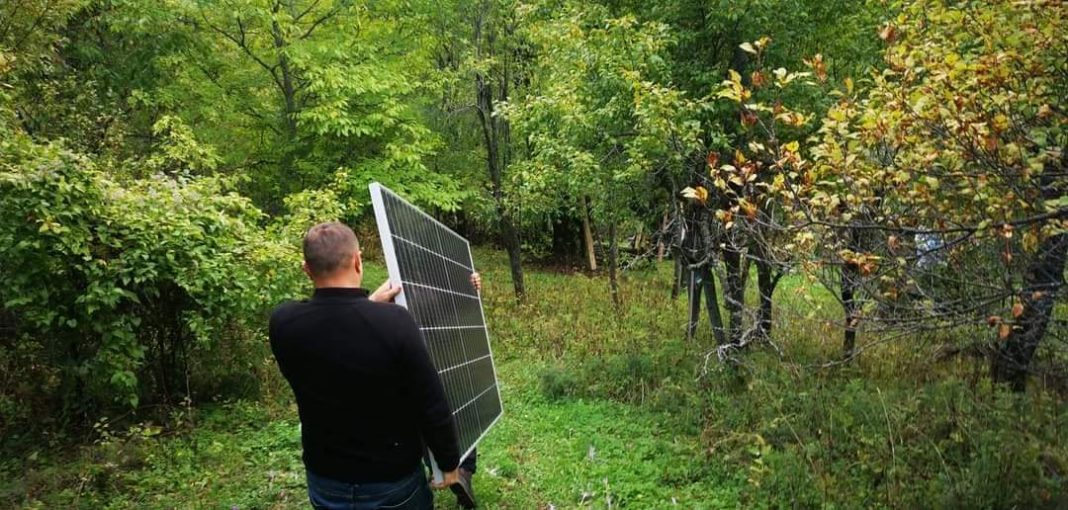 „Energie pentru Viață” aprinde lumina în cinci case uitate de lume în Munții Vrancei „Energie pentru Viață” aprinde lumina în cinci case uitate de lume în Munții Vrancei