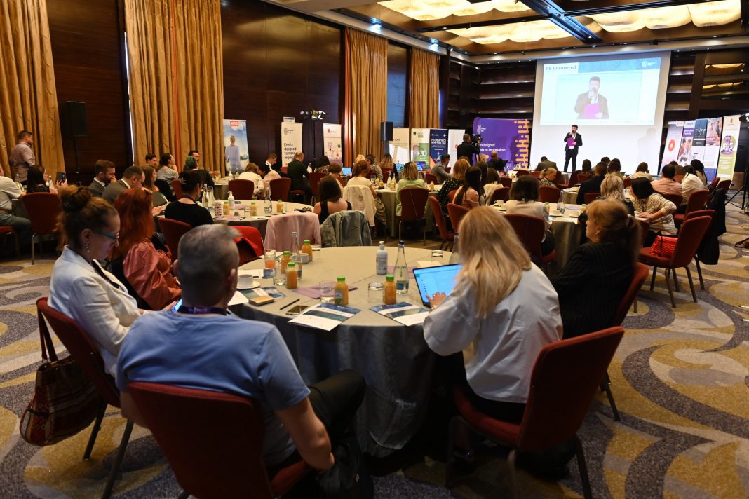 „Cultura organizațională este un work in progress. O cultură sănătoasă presupune a simți că ești în siguranță, că ești apreciat, că aparții unui grup, iar toate aceste lucruri te fac să alegi o companie”. Iată cum a fost la HR Uncovered 2022 „Cultura organizațională este un work in progress. O cultură sănătoasă presupune a simți că ești în siguranță, că ești apreciat, că aparții unui grup, iar toate aceste lucruri te fac să alegi o companie”. Iată cum a fost la HR Uncovered 2022