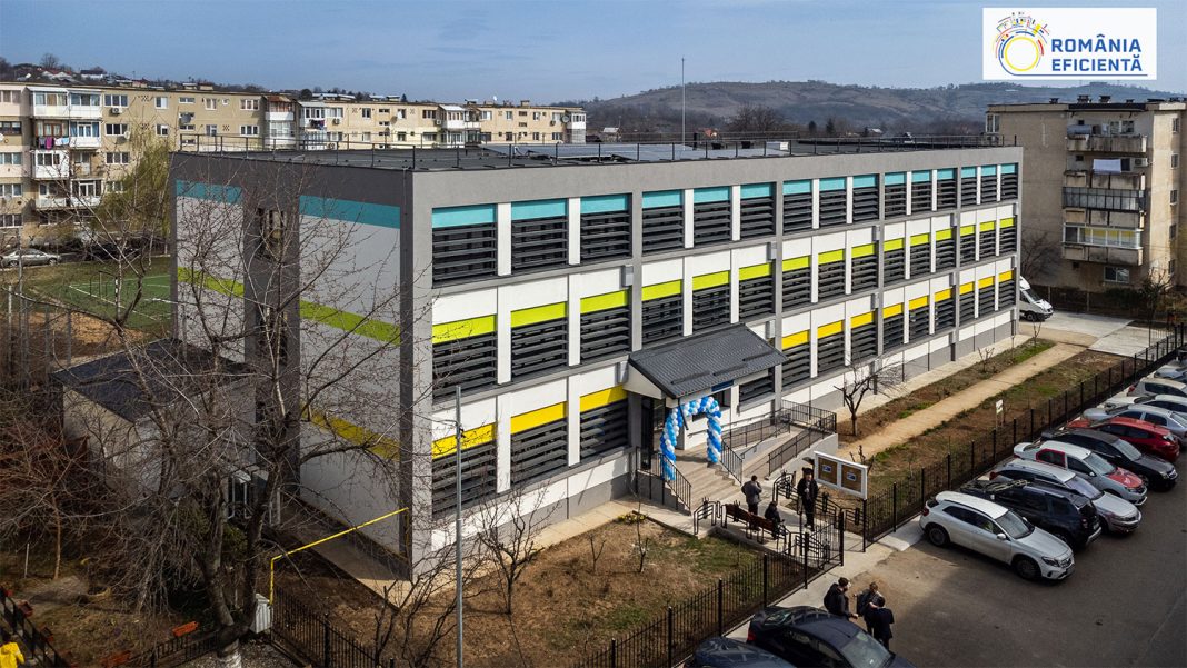 A doua școală modernizată prin programul România Eficientă, susținut de OMV Petrom și derulat de Energy Policy Group A doua școală modernizată prin programul România Eficientă, susținut de OMV Petrom și derulat de Energy Policy Group