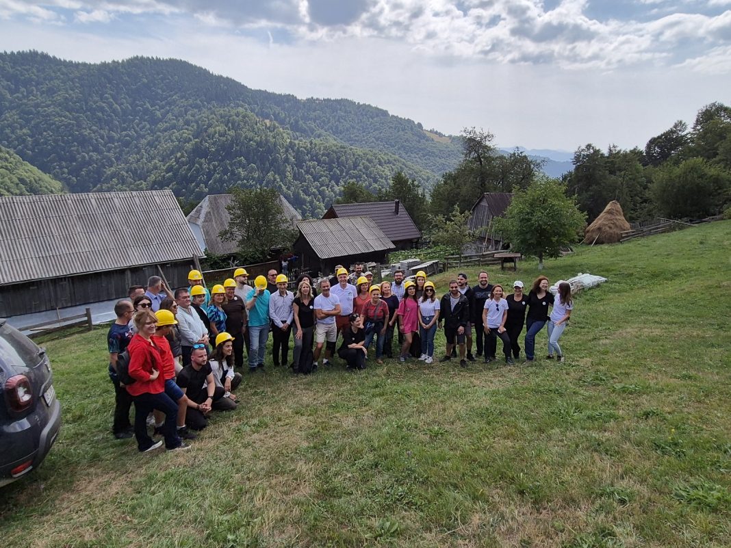 A început numărătoarea inversă către atingerea dezideratului „zero case fără energie electrică” Asociația Energia Inteligentă implementează o nouă etapă de „Energie pentru Viață” A început numărătoarea inversă către atingerea dezideratului „zero case fără energie electrică” Asociația Energia Inteligentă implementează o nouă etapă de „Energie pentru Viață”