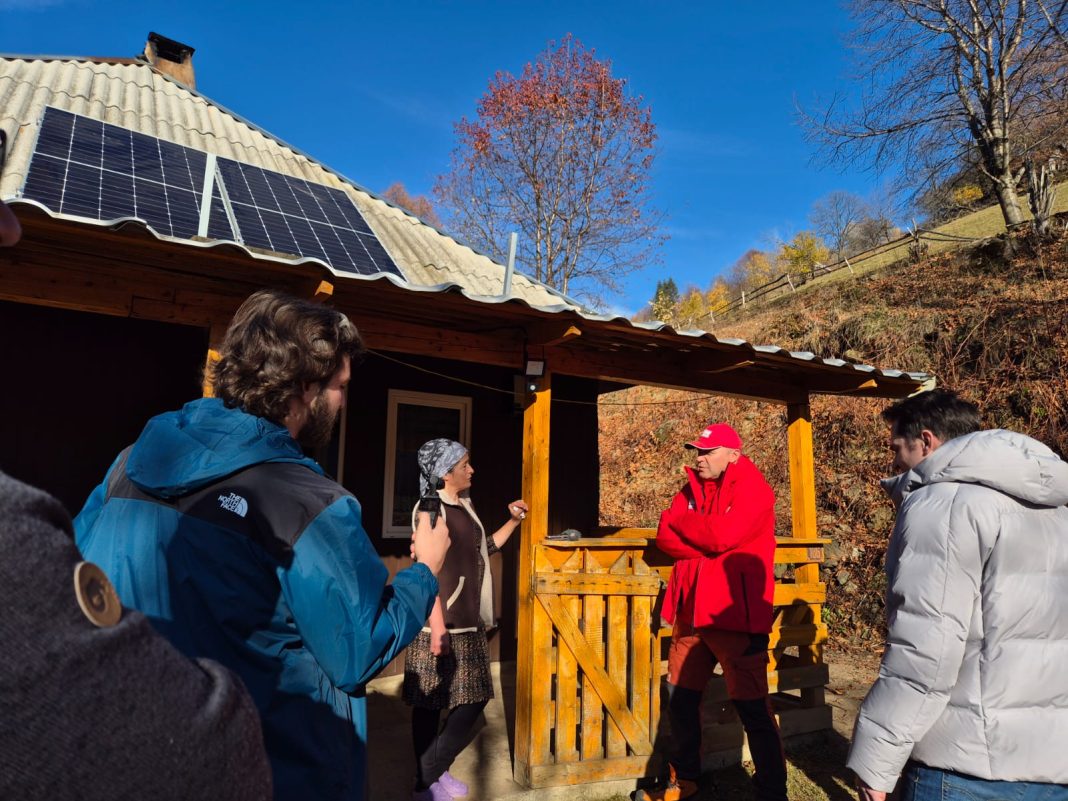 Proiectul Energie pentru Viață prezent pentru prima dată în județul Cluj. Șase gospodării izolate din comunele Măguri Răcătău și Gilău electrificate pentru prima dată Proiectul Energie pentru Viață prezent pentru prima dată în județul Cluj. Șase gospodării izolate din comunele Măguri Răcătău și Gilău electrificate pentru prima dată